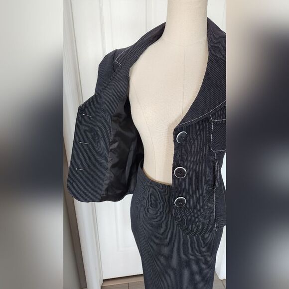 Suzy Shier Navy Pinstripe skirt suit - jacket is a 5/6 and Skirt is a size 0 - Picture 3 of 15